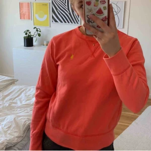  - Fräsch sweatshirt från Ralph Lauren i en härligt orange/rosa färg. Storlek S. FRI FRAKT