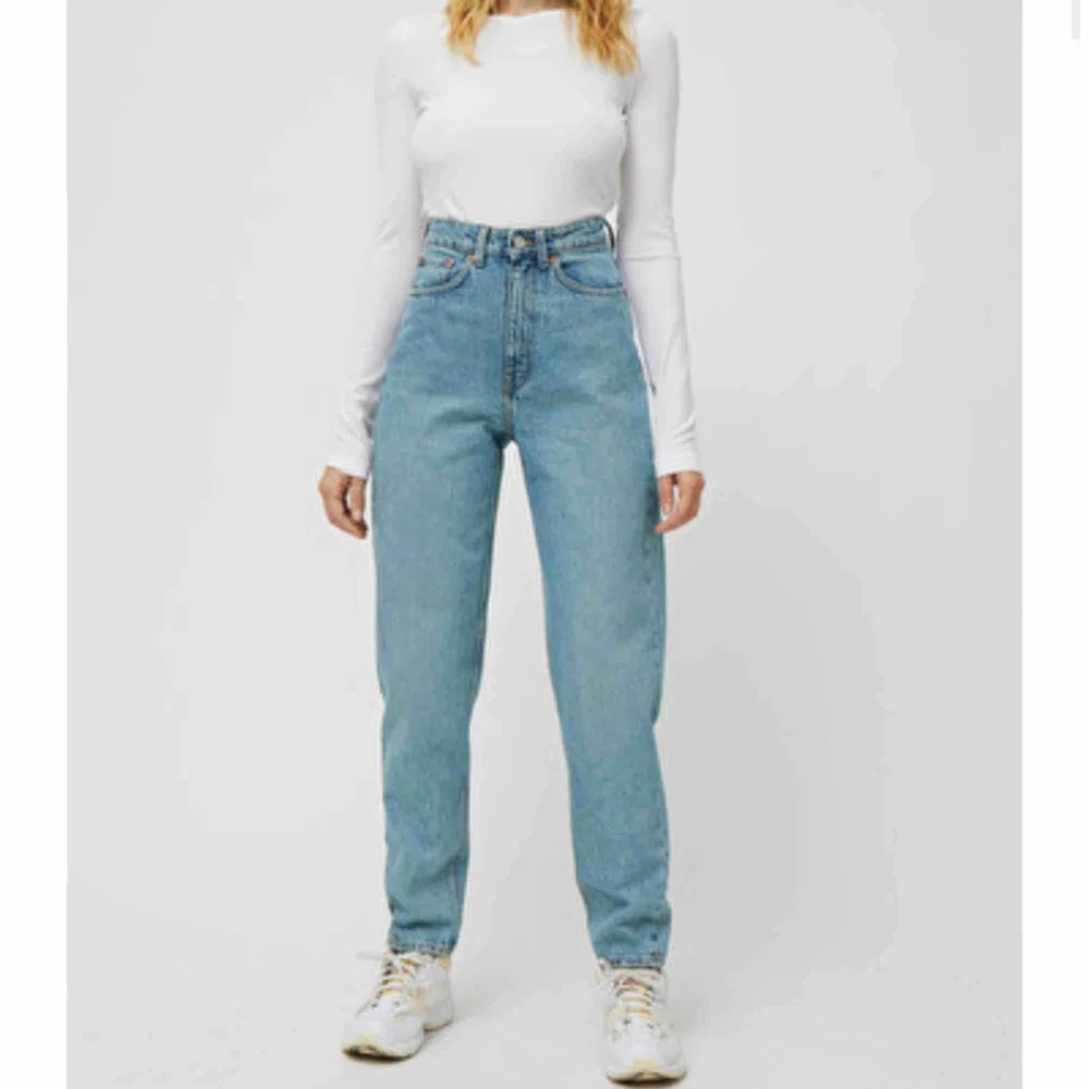 Jeans från weekday i modellen lash. Väl använda men har inga hål eller slitningar. Skriv för fler bilder😊. Jeans & Byxor.