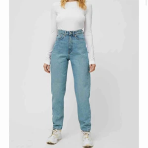  - Jeans från weekday i modellen lash. Väl använda men har inga hål eller slitningar. Skriv för fler bilder😊