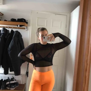  - Sjukt snygg tröja i mesh!!! Passar utmärkt att ha en snygg topp eller bh under. Kan användas både till vardags och fest. Mycket bra skick!!🌺