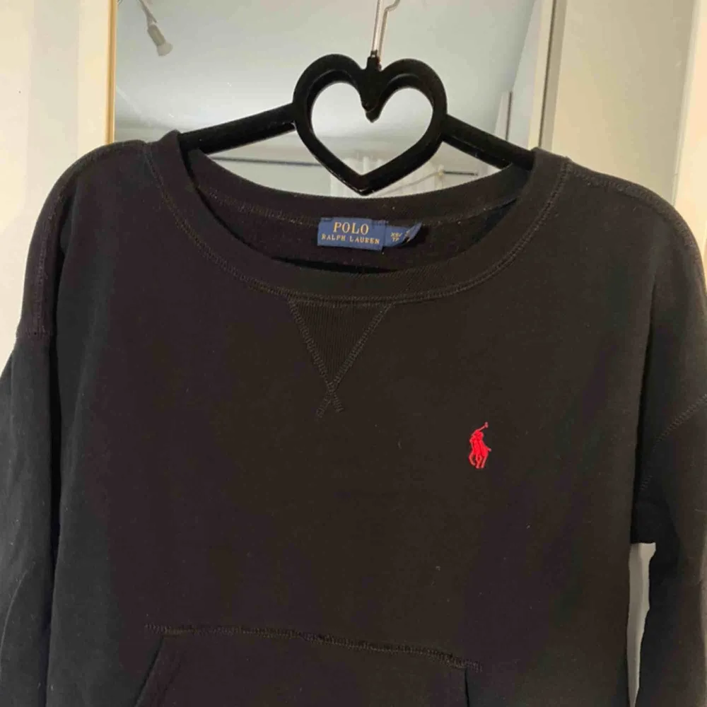 En knappt använd college tröja från Ralph Lauren.  Är i nytt skick då den endast använd en gång❣️❣️ Kan mötas upp i Stockholm eller frakta, då köparen får stå för frakten💕. Tröjor & Koftor.