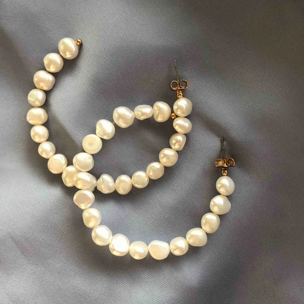 Fina örhängen med pärlor ifrån Zara🦋Frakt på 15kr tillkommer!!. Accessoarer.