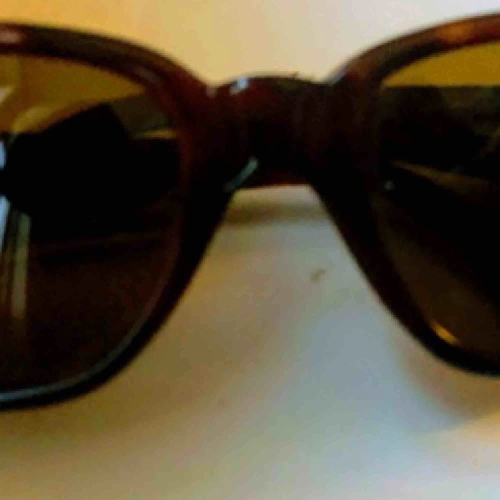 Versace solglasögon köpta i new york på 70talet, i nyskick.  Versace Modell 408 med fodral . Accessoarer.