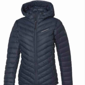  - Säljer min Peak Performance jacka i bra skick. Säljer den just för att den aldrig kommer till användning längre. 