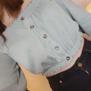 Grön off shoulder från H&M - Jag är 170.5cm. Sitter snyggt och bra resår. Strl S. Smsa till 0703373834