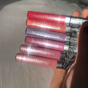  - Superfina läppglans ”Superlicious” från märket Viva La Diva. Har fått massa av dem men använder tyvärr inte. Dessa är i pastellfärger, de skimrar och innehåller Aloe Vera och E-vitamin. Luktar typ godis.  50kr/st 2 st för 90kr