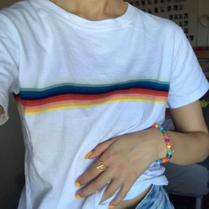 Brandy Melville regnbågstopp - Vit topp från Brandy Melville. Knappt använd så i bra skick. 