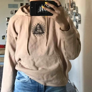  - Hoodie med illuminati-ögat på från carlings. Bra skick men har en ögla som åkt upp på snöret (se bild 3) 