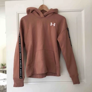  - Hoodie från Under Armour i dusty pink. Storlek S