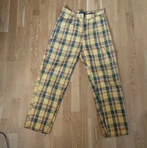 Gulrutiga byxor  - Supersnygga gulrutiga byxor som passar xs-m beroende på passform. Jag på bilden är 165 cm lång och har vanligtvis small. 