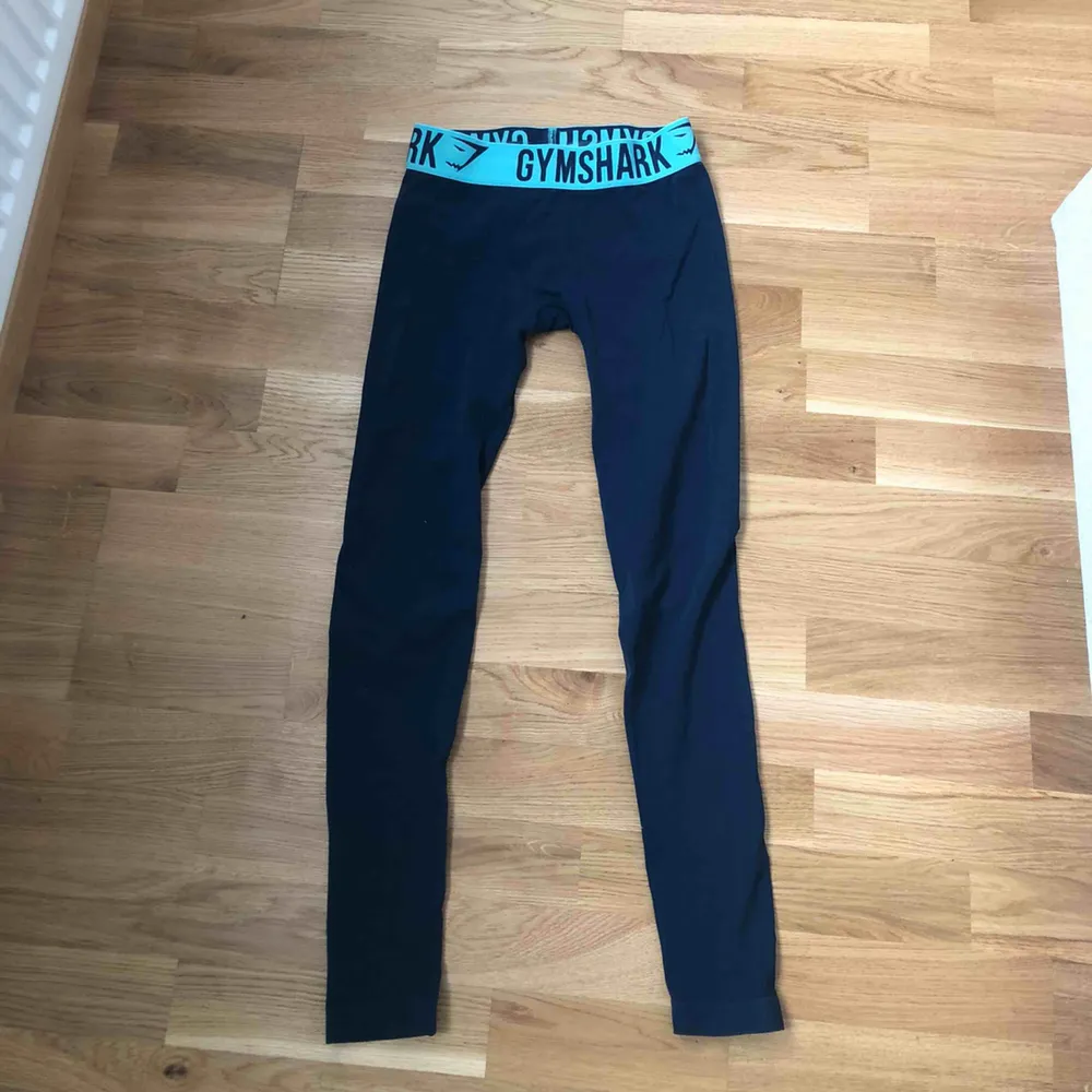 Mörkblå träningstights från Gymshark i storlek XS. Köpt begagnande men är i princip oanvända av mig så i fint skick.. Jeans & Byxor.