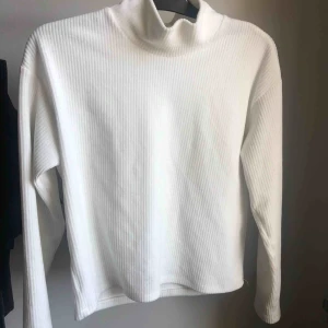  - Vit tröja, använt fåtal gånger