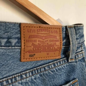  - Måste tyvärr sälja mina supersnygga Levis byxor som jag endast har provat då jag fått för stor rumpa för dom (i-landsproblem) 😔 köpte dom i somras för 1300 på en Levis butik här i Sverige! Köparen står för frakt 🤠
