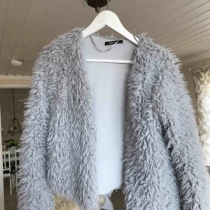  - Fin lurv kofta/jacka i gråblå färg som är perfekt till sommaren. Är storlek L men passar mig som är S i vanliga fall. Säljer pga används inte längre! Köparen står för frakten 