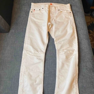  - ETT PAR VITA HUGO BOSS JEANS! Med låg midja. Storlek: 28. I mycket gott skick, knappt använd. 😊 Går att mötas upp i Stockholm eller frakta (köparen betalar för frakt) Betalning via swish ✅ 
