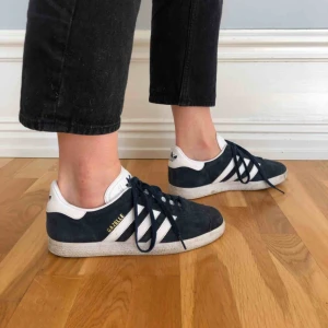  - Adidas Gazelle storlek 40,5, sparsamt använd. 