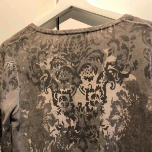  - soft kofta med coolt mönster aldrig använd, frakt 42kr