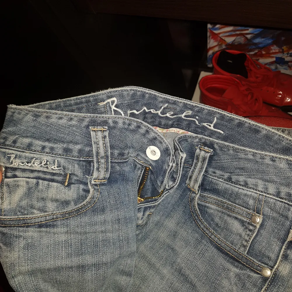 Sjukt snygga jeans från Bondelid, i bra skick och säljs för att de ej passar mig. Frakt tillkommer . Jeans & Byxor.