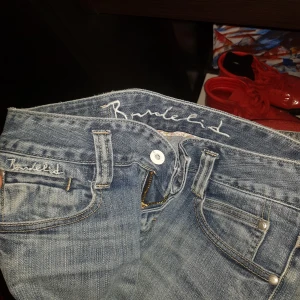 jeans - Sjukt snygga jeans från Bondelid, i bra skick och säljs för att de ej passar mig. Frakt tillkommer 