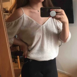  - Hej tjusig tröja utan axlar som bara blivit använd 2 gånger. Det står storlek 34 men skulle passa 36 också 