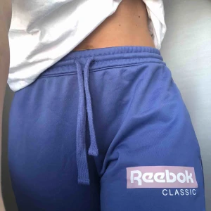  - Slutsålda as snygga byxor i nyskick från Reebok Classic🌷 nypris: 500kr, Frakt 60kr