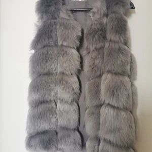 Pälsväst  - Aldrig använd. Fejk päls. One size 