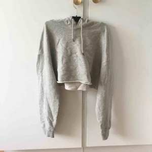  - Grå croppad hoodie från bikbok. 
