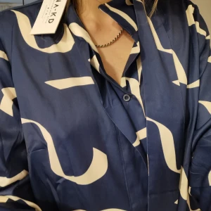 NAKD - Snygg blus i satin från NAKD, aldrig använd. frakt tillkommer. Skickas inom 5 dagar efter mottagen betalning 