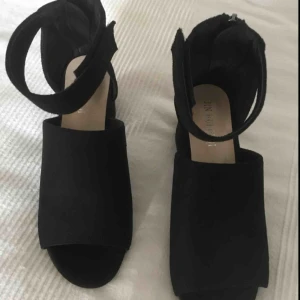 SVARTA NYA KLACKSKOR - Helt nya finskor i svart mocka. Strl. 35  Använda 1gång på ett bröllop.