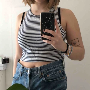  - Croppat linne köpt från Monki 💖9/10 skick, använd fåtal gånger 💖Storlek okänd men skulle gissa på M/L 