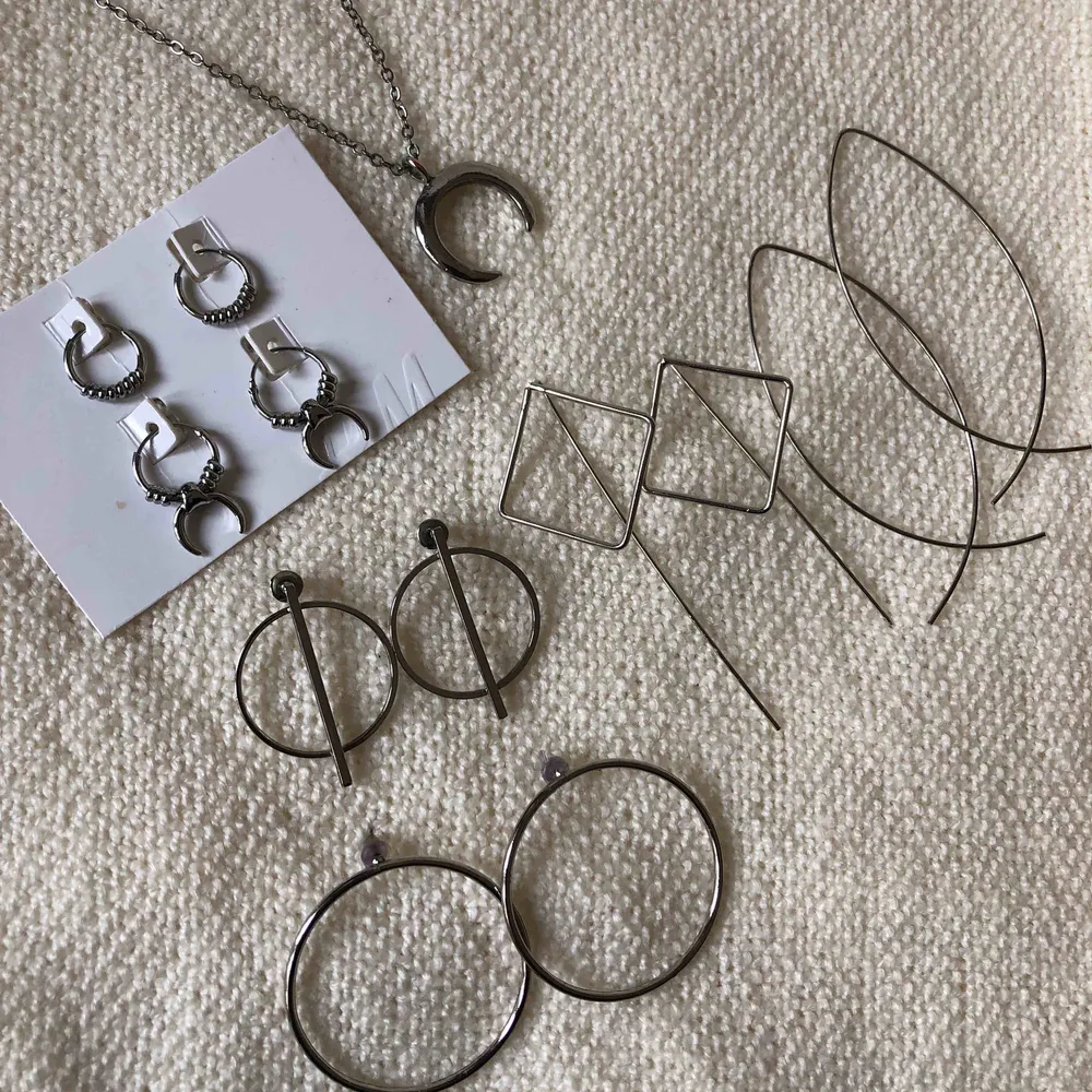 Silver örhängen + halsband. Allt för 100kr.   Hämtas upp i Stockholm eller köpare står för frakt.. Accessoarer.