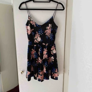  - Blommig sammets jumpsuit från H&M. Använd ett fåtal gånger. Vid frakt står köparen för fraktkostnaden. 