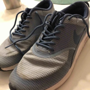  - Snygga unika Nike i blå modell. Supersköna men tyvärr försmå. Storlek 38 och i bra skick! Budgivning och skriv om ni är intresserade. 