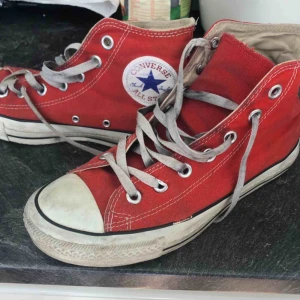  - Säljer dessa röda converse, smörerna är smutsiga å rätt så slitna med de går ju att byta ut enkelt💕
