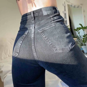  - Älskade byxor från Weekday i modellen Ace💖 Storlek 24/30 men skulle även säga att de passar 25. Köpare står för frakt💖 