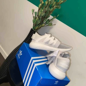  - Adidas Vit/Grå storlek 36 1/2. Oanvända. Orginal kartong medföljer. 
