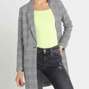  - Vårkappa/ lång blazer från gina tricot i storlek 42, passar M/L och kan ha som oversize med tex hoodie under. I väldigt bra skick o perfekt för våren! ✨ frakt tillkommer