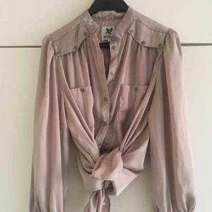  - Jättefin sad rosa siden blus från River Island 😍