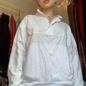  - Oversize Sweatshirt med dragkedja i mitten. Passar både S och M på ungefär samma sätt. Väldigt skön. Frakt ingår!