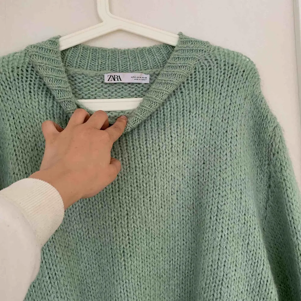 Super fin ljus grön stickad tröja ifrån Zara! . Stickat.