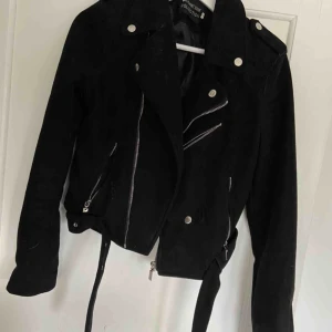  - Jättefin mocka jacka men detaljer, dyrt inköp! Passar S 