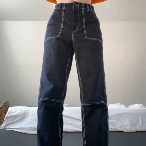  - Coola svarta brallor med vita sömmar! köparen står för frakt men meddela mig för annat prisförslag 🖤🥳 de är ganska små i storleken och passar perfekt för mig som är runt 168