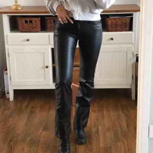  - Snyggaste byxorna nånsin men tyvärr väldigt tajta på mig. Litet hål på framsidan men syns inte med svarta trosor. Köparen står för frakt 🦋