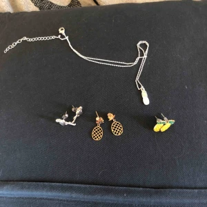  - Söta smycken, örhängen 30kr st, halsbandet 50. Allt för 100, ingen frakt