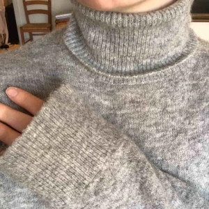 Stickad polotröja  - Klassisk stickad polotröja i strl XS. Passar upp till strl M/L och är då fortfarande lite oversized. Kan fraktas!