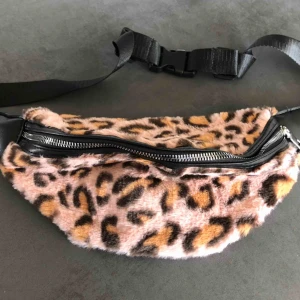  - Fin magväska i rosa leopard. Fuskskinnsdetaljer. Aldrig använd.