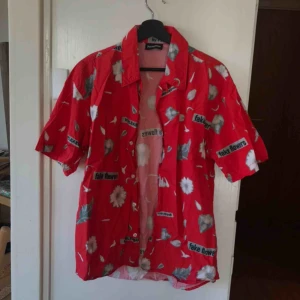 PLEASURES skjorta - Kortärmad skjorta från PLEASURES. Sparsamt använd. Nypris 1000:- Kan fraktas. 