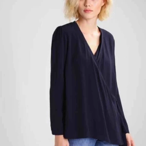  - Märke: Samsøe & Samsøe Material: Viskos Skick: Inga anmärkningar Storlek: 38/M Färg: Mörkblå (”Dark sapphire”)  Frakt eller upphämt :)