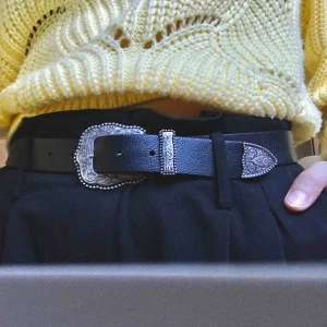  - Säljer mitt snygga skärp ifrån TOPSHOP! Schyssta detaljer i skinnimitation!  Frakt: 42kr ⭐️