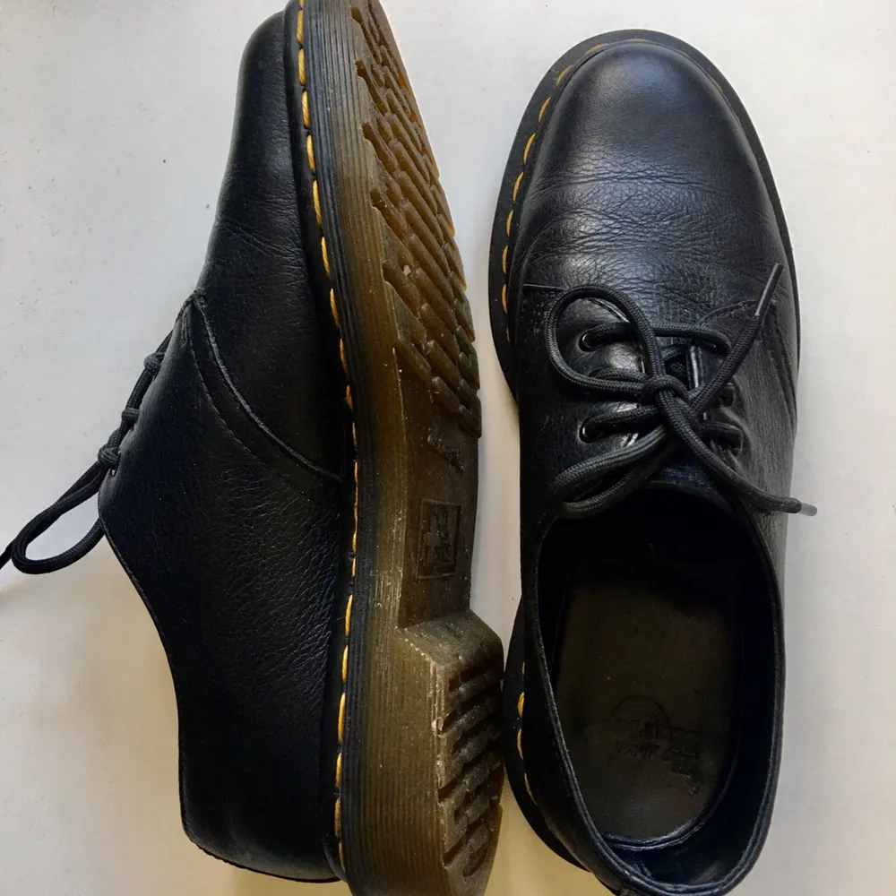 Dr Martens i modell Virginia 1461, strl 38 (UK5). Använda en säsong, knappt något slitage. Omhändertagna med skokräm regelbundet. Möts upp i Stockholm eller skickas mot fraktkostnad. . Skor.